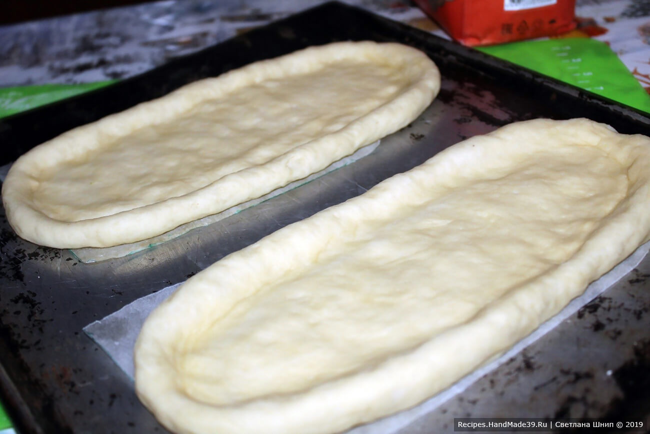 Швабский луковый пирог – фото шаг 11. Противень смазать маслом или застелить пергаментом для выпечки. Тесто растянуть, придавая нужную форму. Края чуть приподнять (сделать бортики)