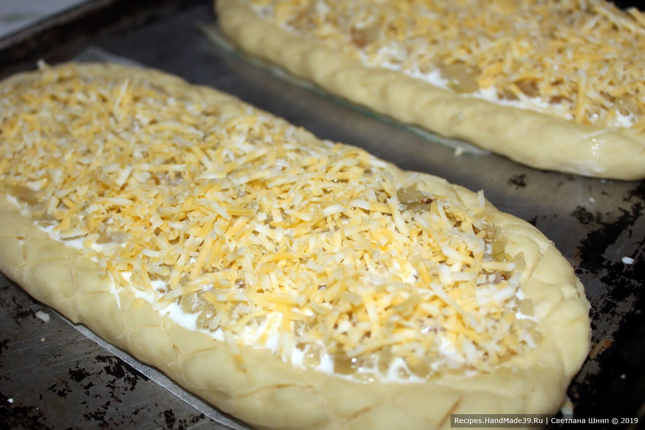 Швабский луковый пирог – фото шаг 14. Посыпать тёртым сыром. Дать постоять 10 минут