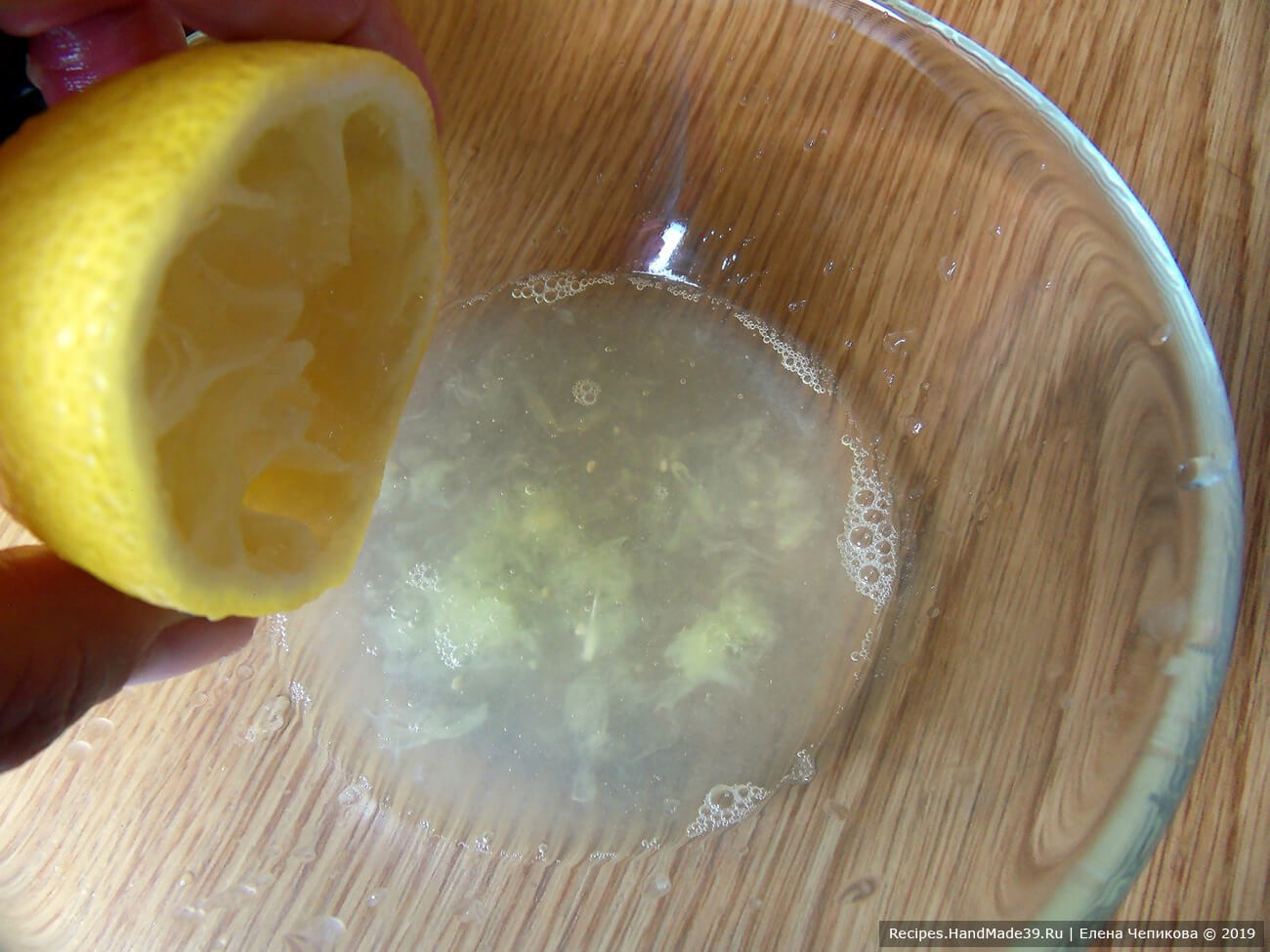 Приготовление заправки: выжать сок из половины лимона.