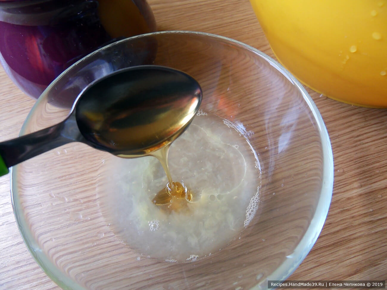 Соединить сок лимона, мёд, оливковое масло