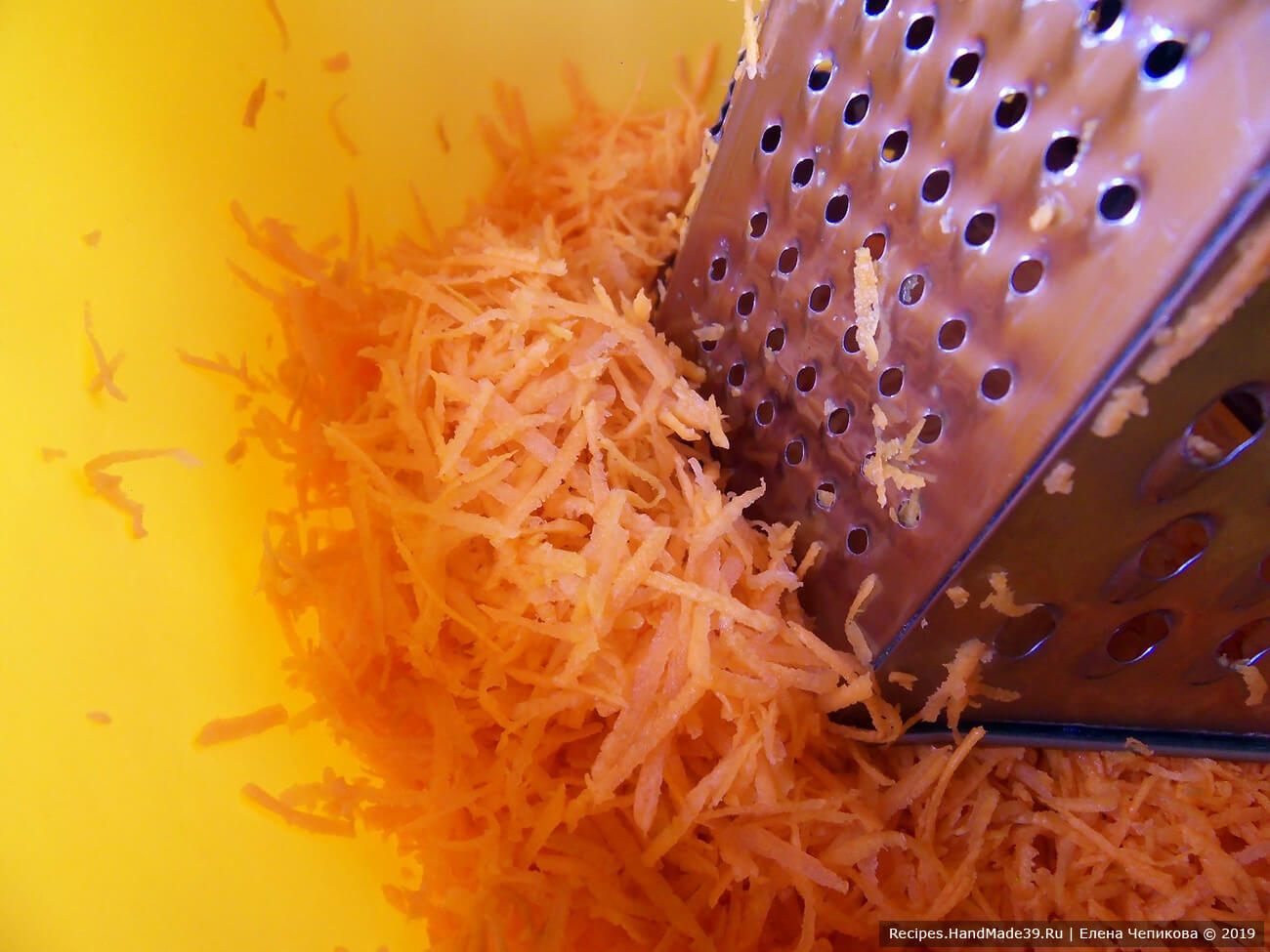 Свежую морковь вымыть, очистить, натереть на мелкой тёрке