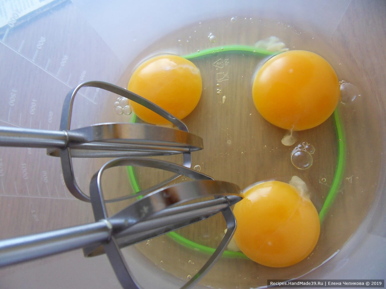 В глубокой миске взбить миксером яйца