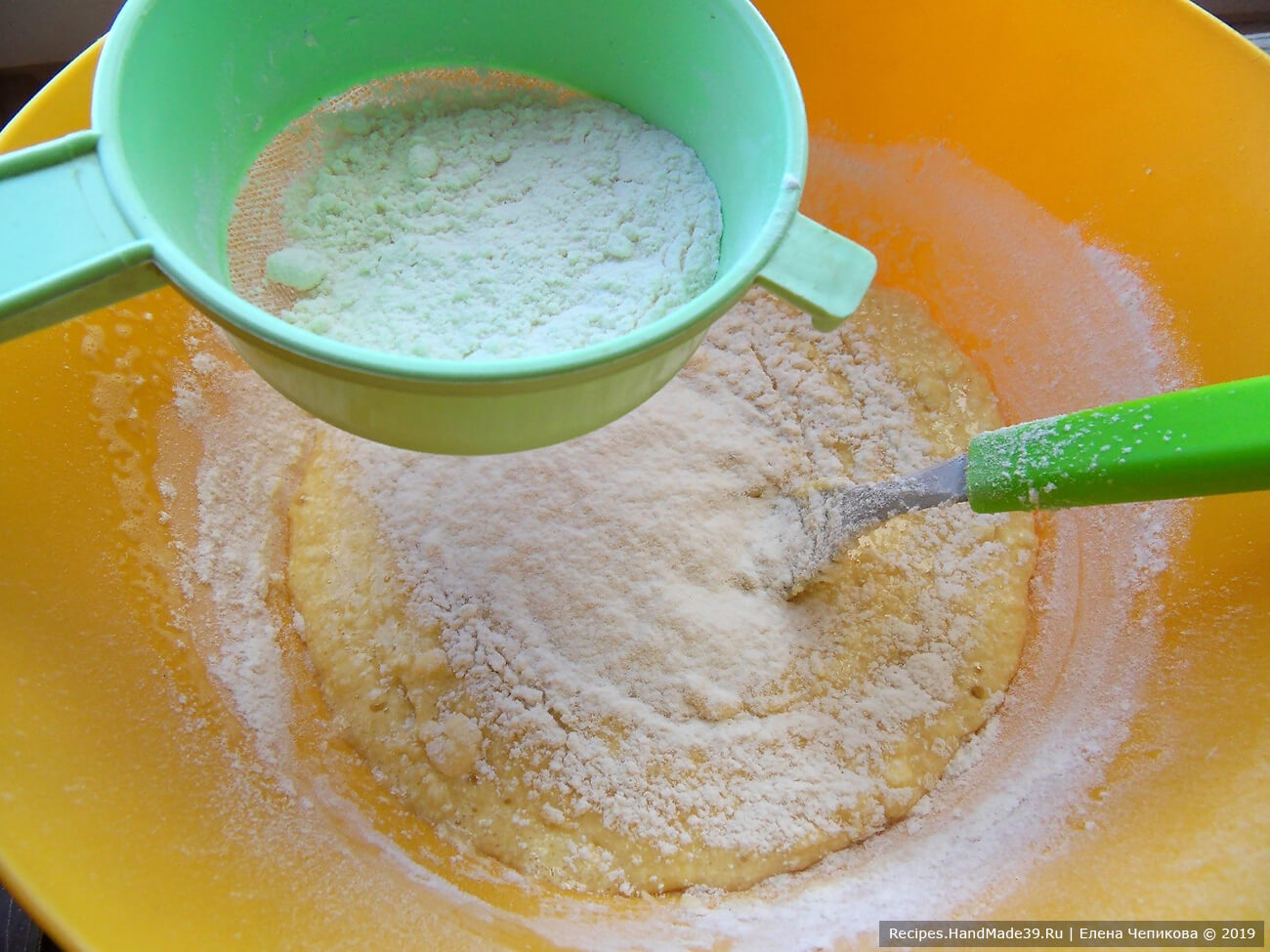 Приготовление мягкого теста: муку просеять с разрыхлителем и порциями подсыпать к маргарино-яичной массе