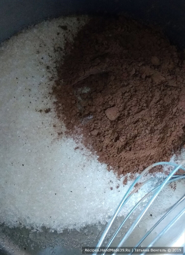 Приготовление помадки: смешать сахар, ванильный сахар, какао-порошок
