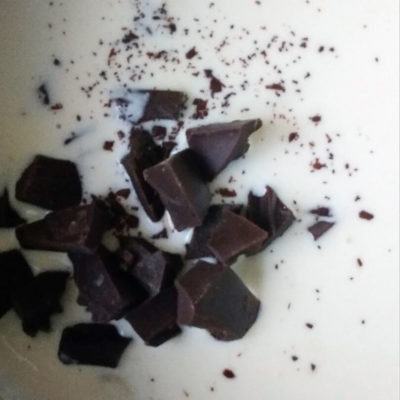 Приготовление ганаша: сливки подогреть до закипания, но не кипятить, залить сливками поломанный шоколад и хорошо размешать до растворения шоколада
