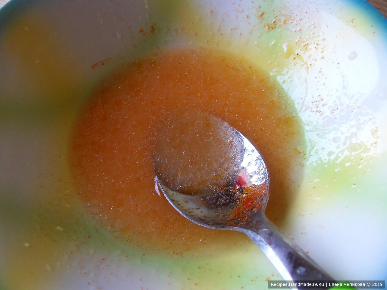 Приготовление соуса: соединить воду, оливковое масло и лимонный сок. Добавить соль, сахар, сладкий красный перец