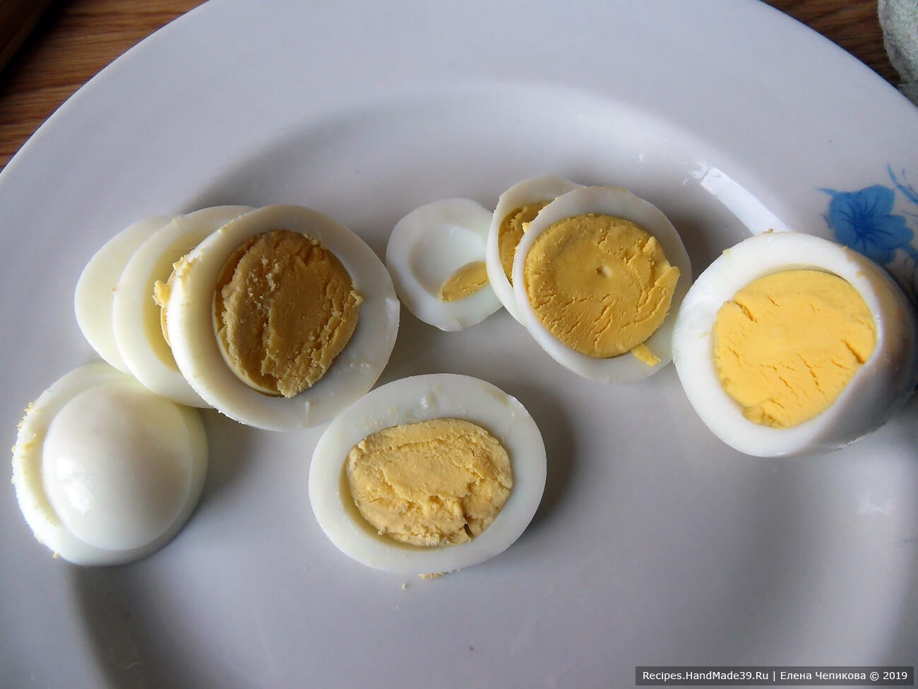 Приготовление салата: яйцо сварить вкрутую. Очистить, остудить, нарезать кружочками или кубиками