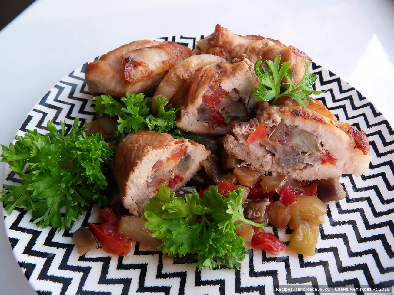 «Кармашки» из свинины с помидорами, баклажанами и сладким перцем