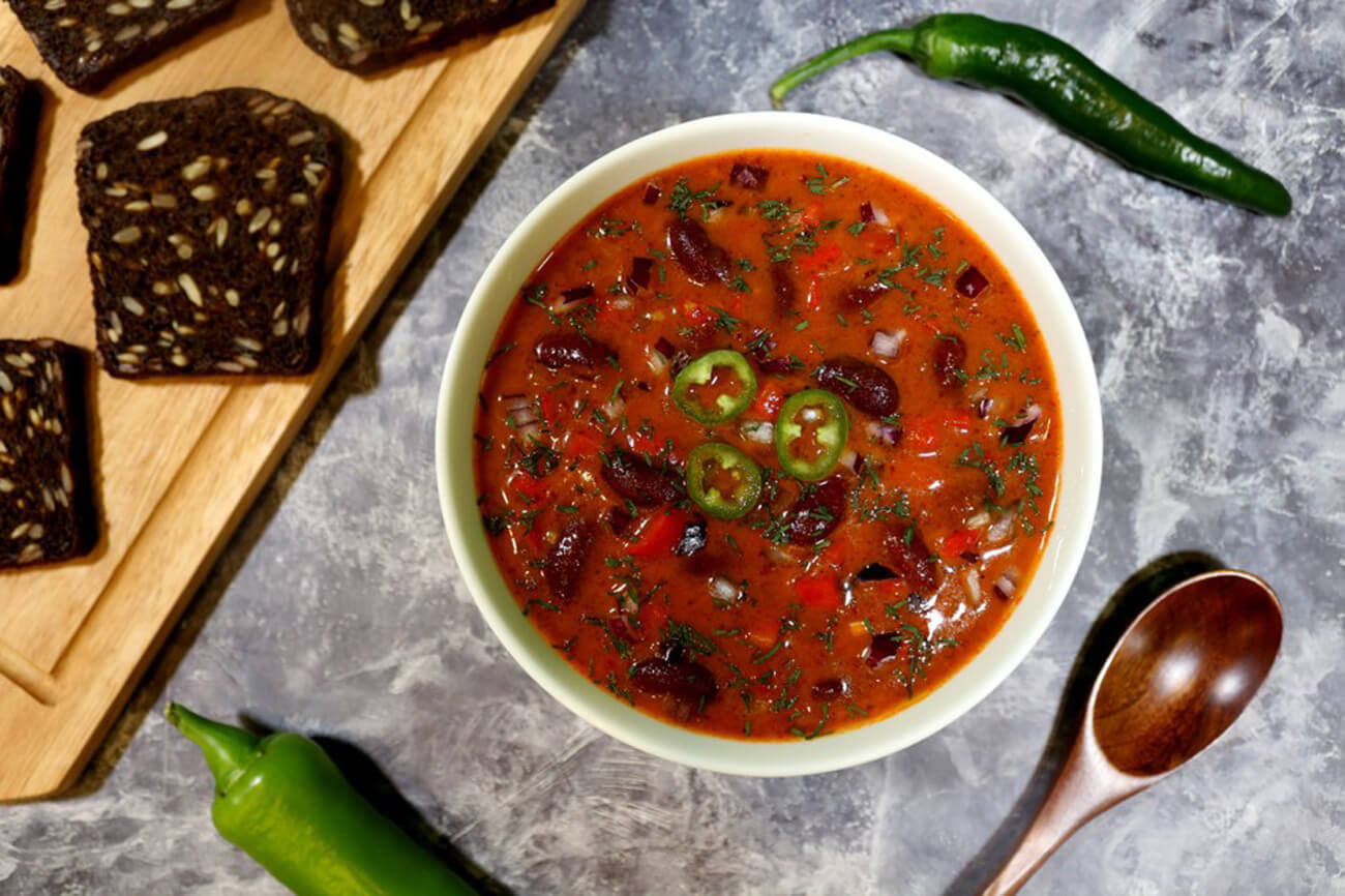 Разлить мексикнский суп по тарелкам, посыпать луком, чили и измельчённой зеленью. Приятного аппетита!