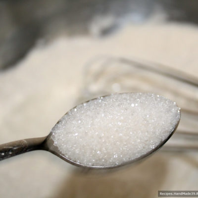 Взять 1 часть муки (150 г), добавить по 0,5 ч. л. дрожжей, соли, сахара
