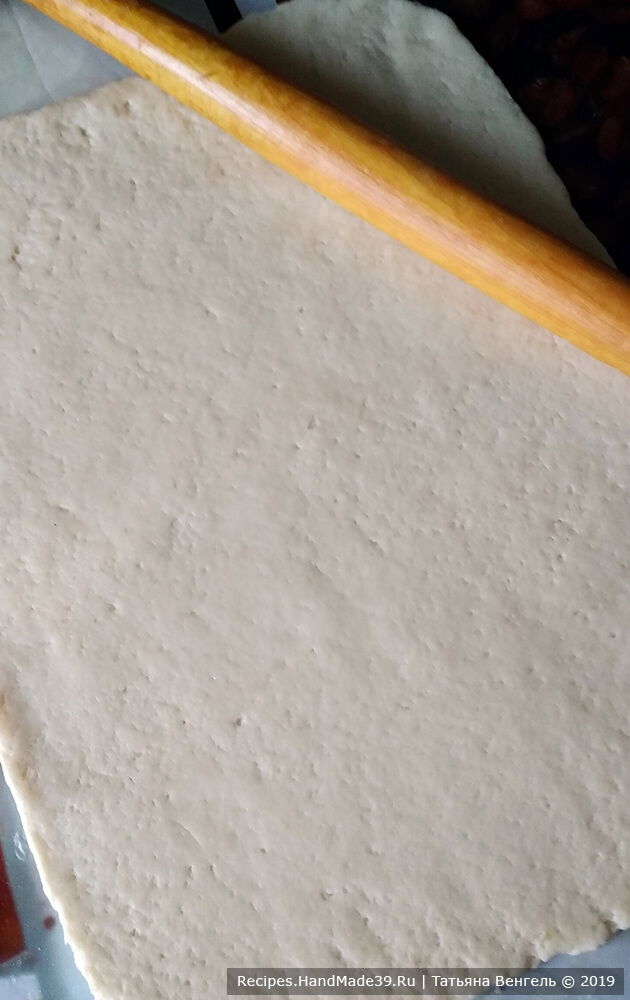 Стол подпылить мукой и раскатать тесто в пласт толщиной 1 см