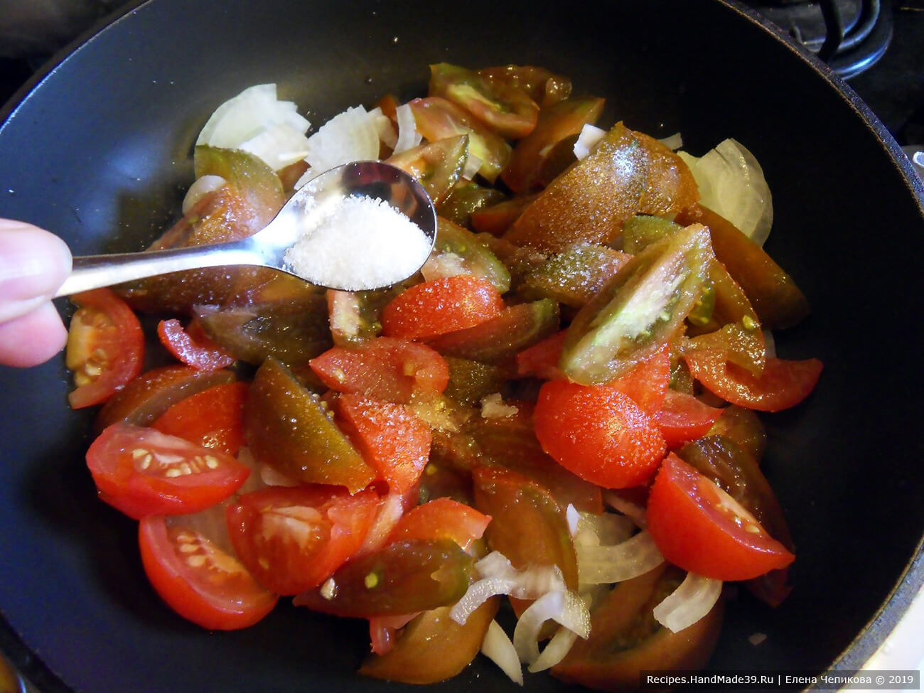 В разогретое масло выложить помидоры, лук. Добавить сахар, лавровый лист, базилик, паприку