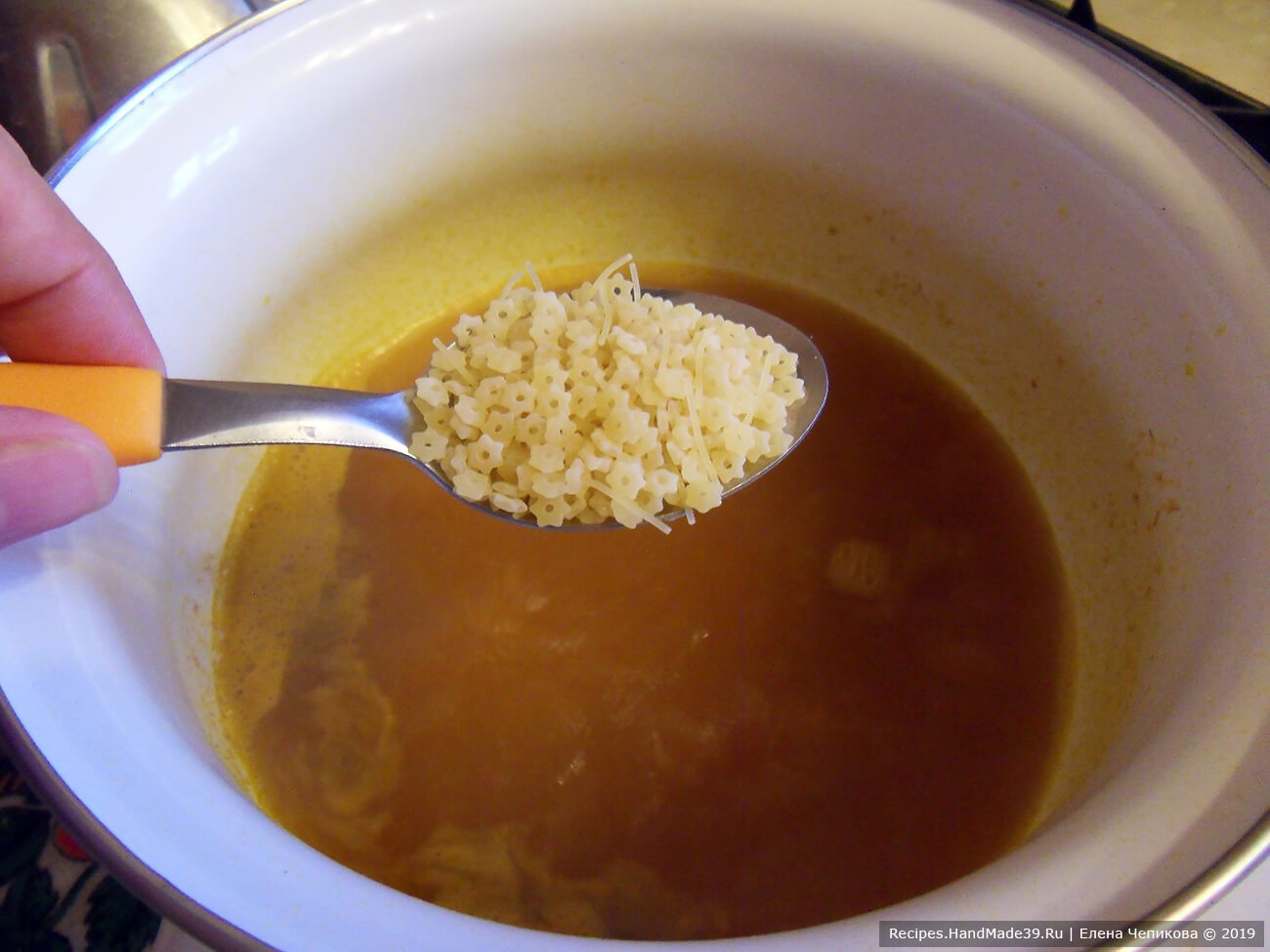 Помешивая, довести суп до кипения. Добавить вермишель, варить 10 минут на слабом огне под крышкой
