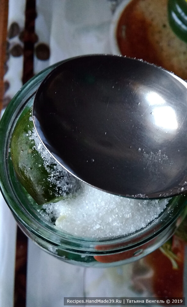 В банку всыпать соль, сахар и влить 3 ст. л. уксуса 9%