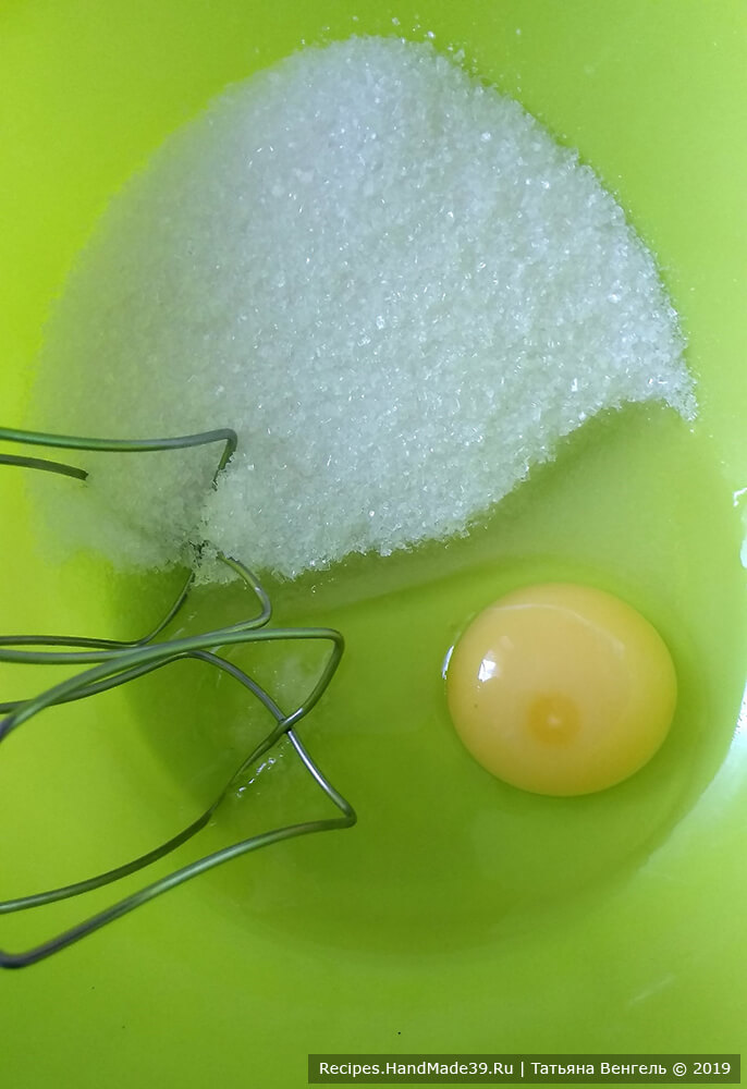 Приготовление бисквитного теста: яйцо взбить с сахаром и ванилином миксером до пышности