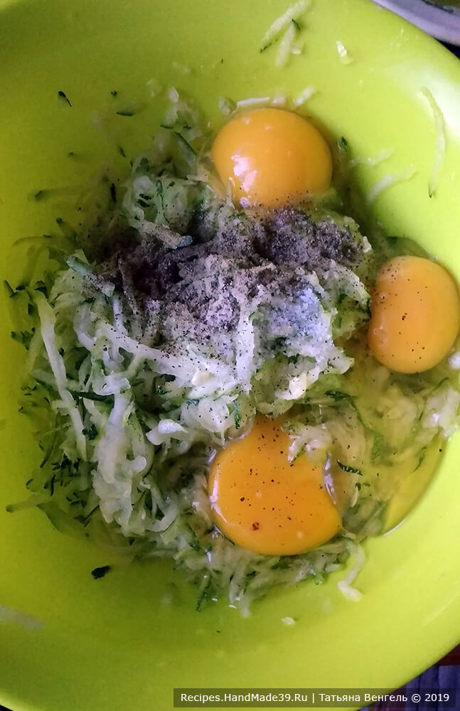Добавить к кабачковой массе яйца, посолить, поперчить по вкусу, добавить рубленую зелень, перемешать
