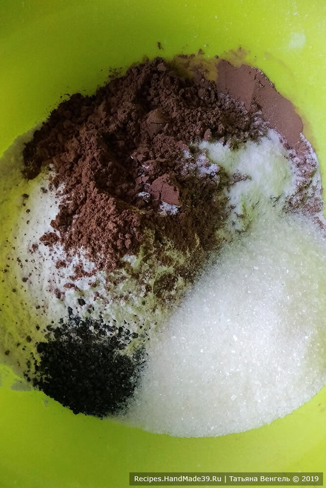 В миске соединить муку, какао-порошок, сахар, разрыхлитель для теста, растворимый кофе (в порошке). Перемешать всё венчиком