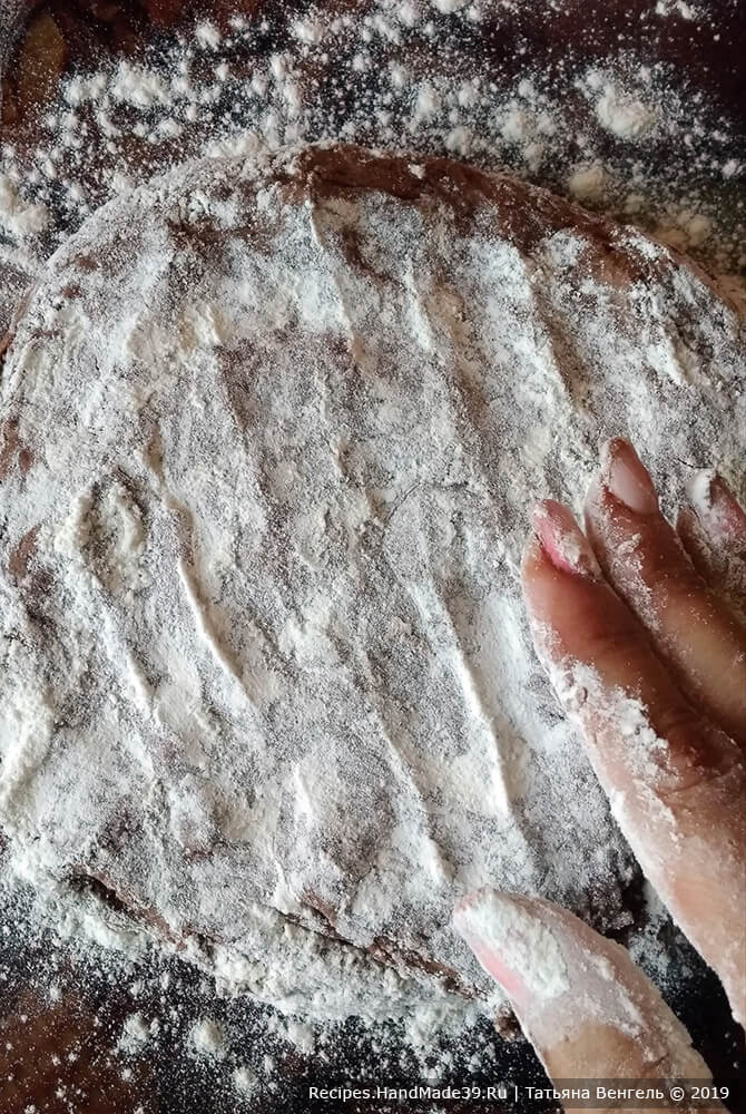 Выложить тесто на стол, присыпанный мукой, сверху тоже припылить мукой и руками сделать лепёшку толщиной около 1 см и диаметром 22-23 см