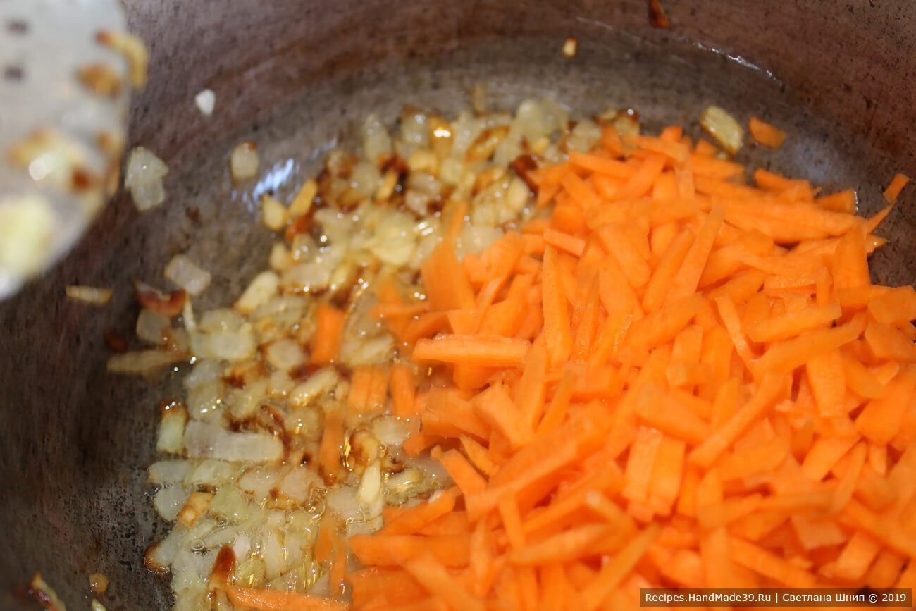 Начать обжаривать лук и чеснок на растительном масле, через некоторое время добавить к ним морковь