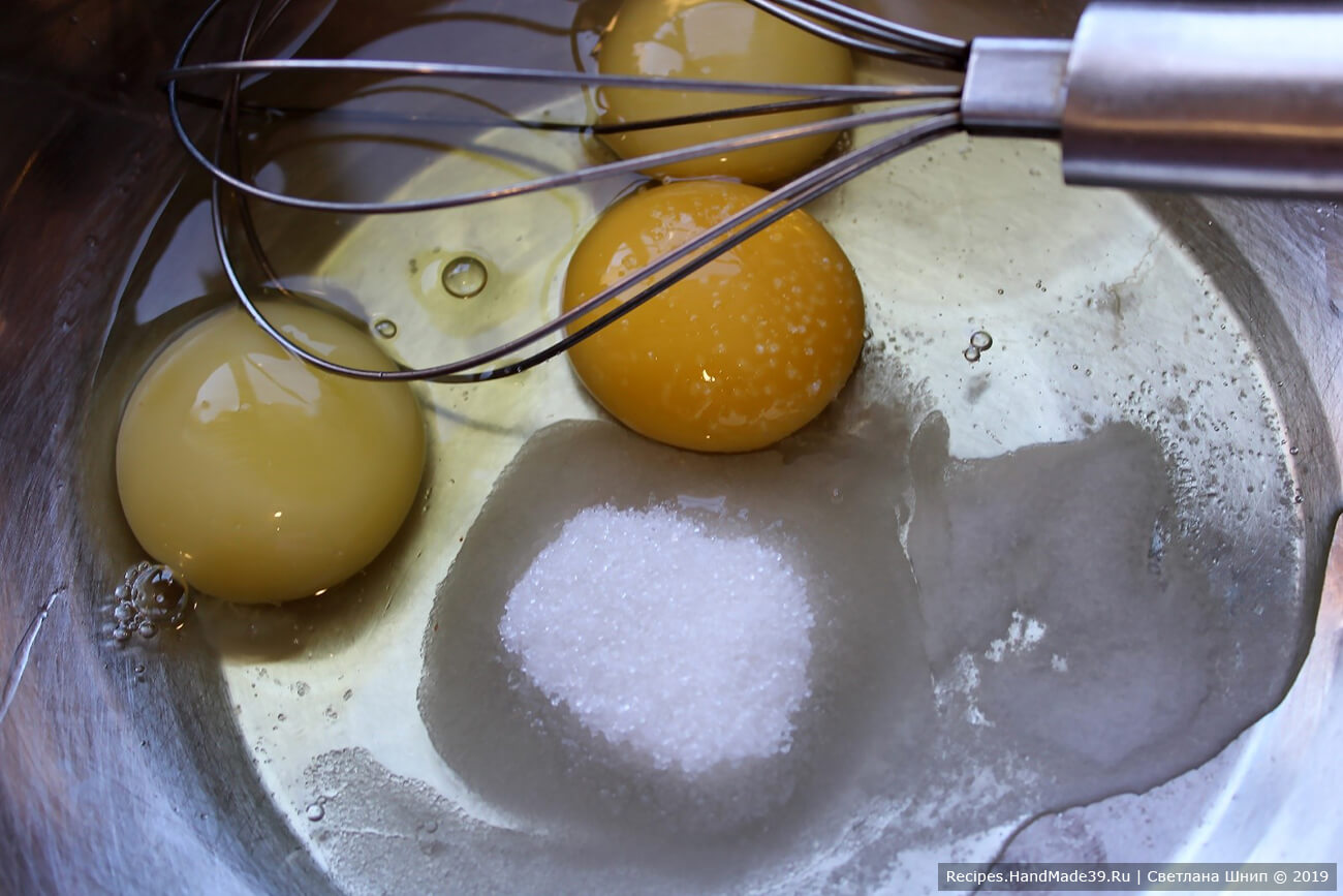 Приготовление теста: яйца взбить венчиком, добавив сахар, соль