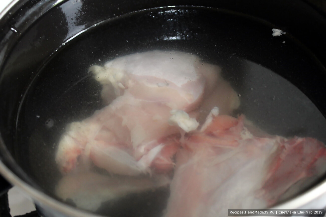 Подготовка ингредиентов: сварить куриный бульон (до готовности мяса).