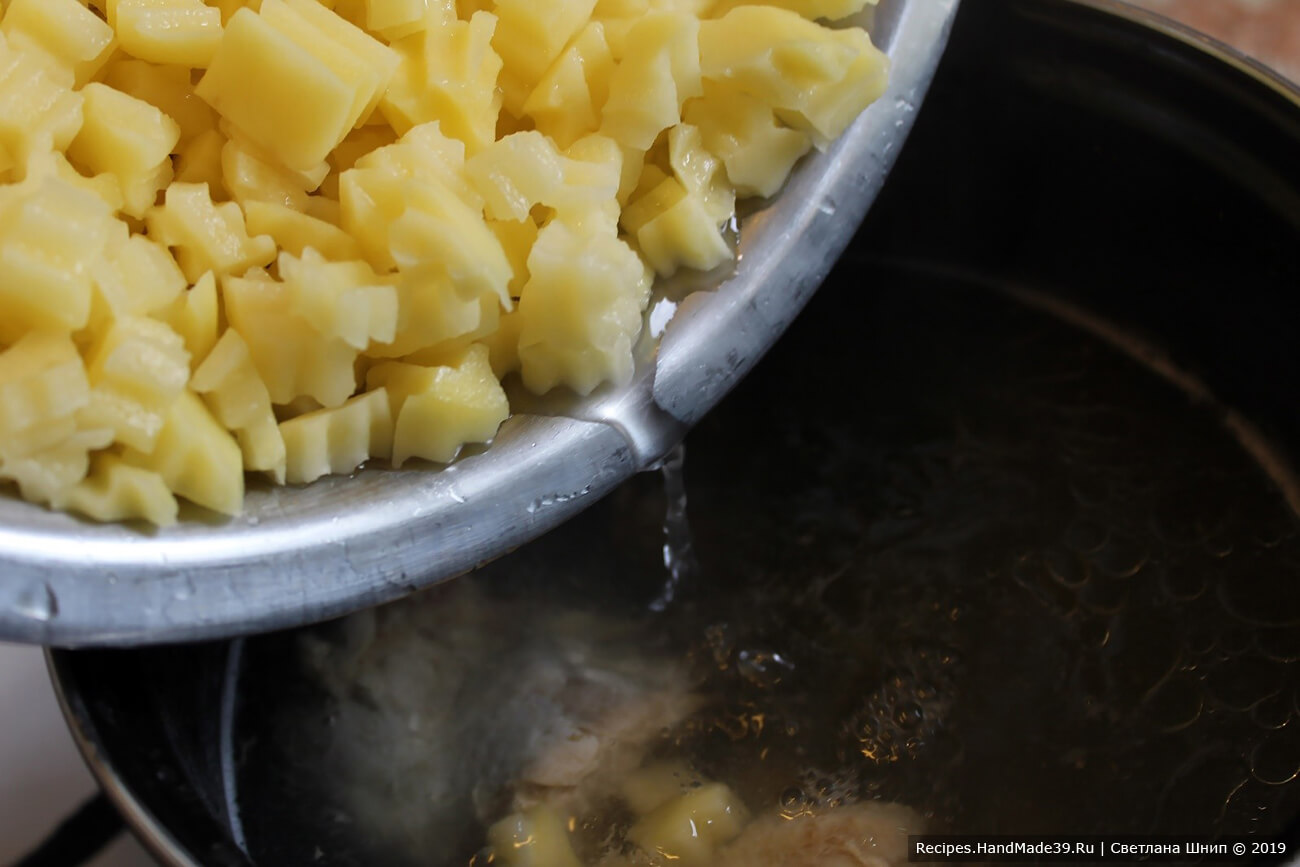 Приготовление супа: опустить картофель в кипящий бульон и отварить до готовности (мясо не вынимать)