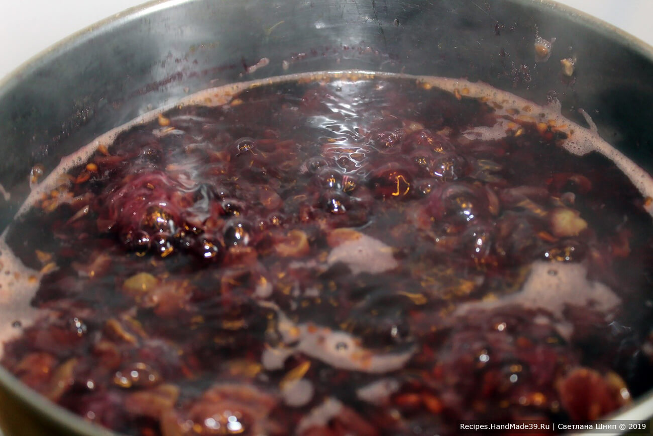 Жмых от отжатого винограда залить водой (чуть больше 1 литра). Поставить на огонь, после закипания проварить 2-3 минуты, оставить остывать