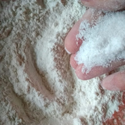 Приготовление лепёшек для плацинды: смешать муку с солью