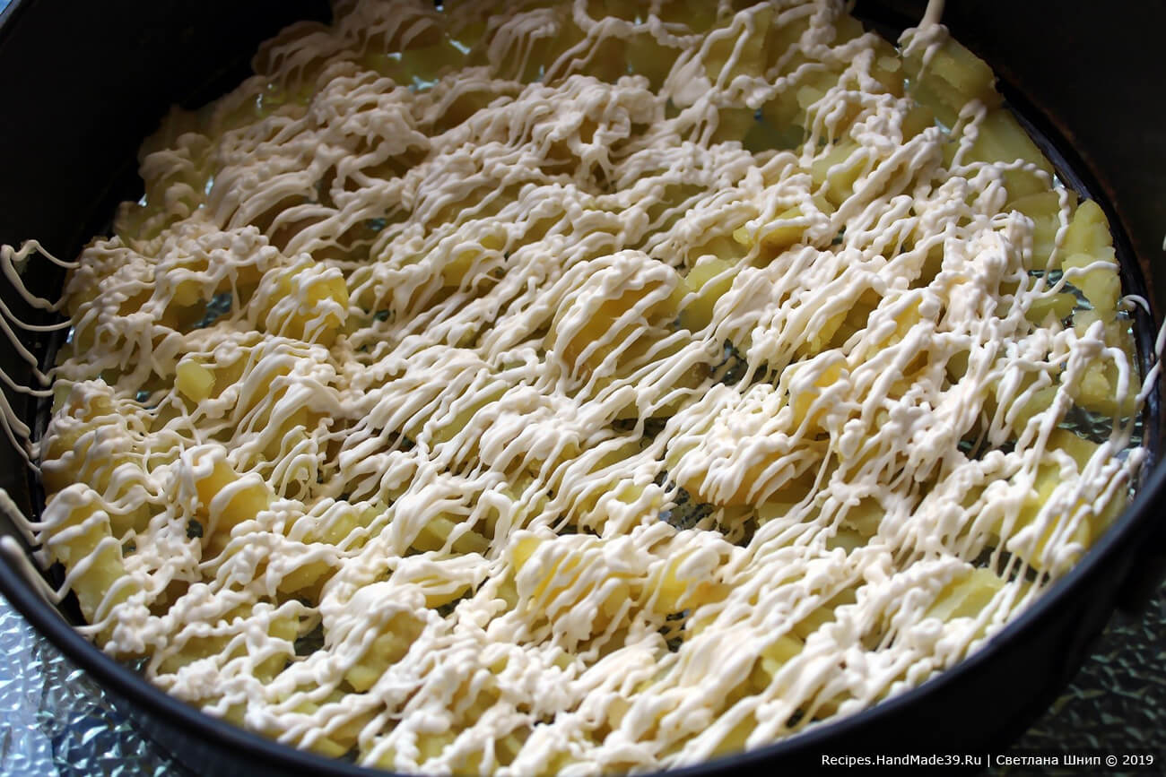 Сборка салата: салат выкладывается слоями. Первый (нижний) слой – картофель + тонкая «сетка» майонеза или сметаны