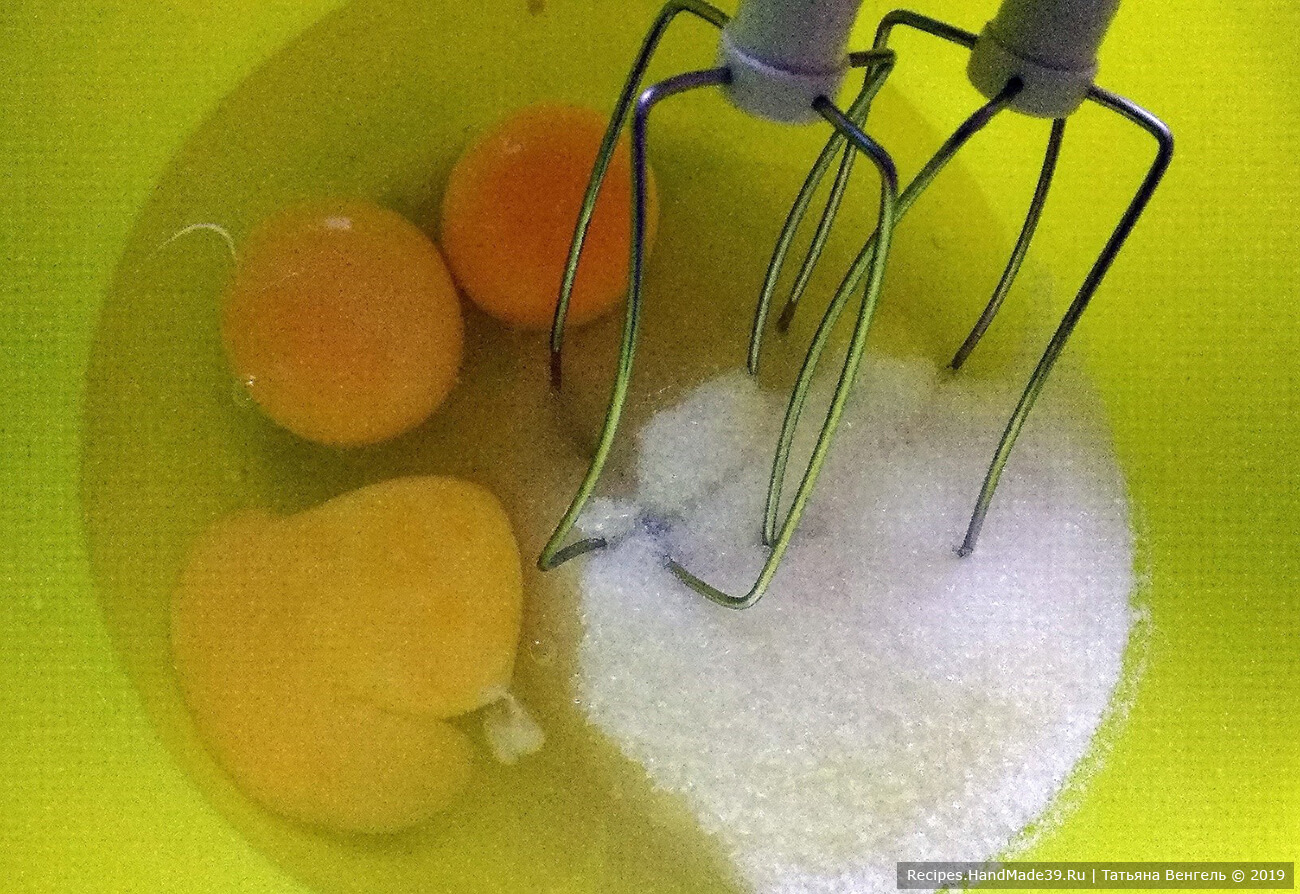 Соединить в миске яйца, сахар, взбить миксером до растворения сахара