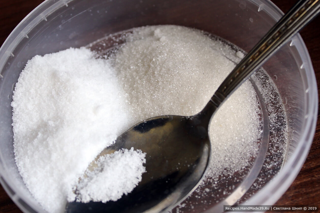 В холодную воду всыпать сахар и соль, довести раствор до кипения (кристаллы должны полностью раствориться)