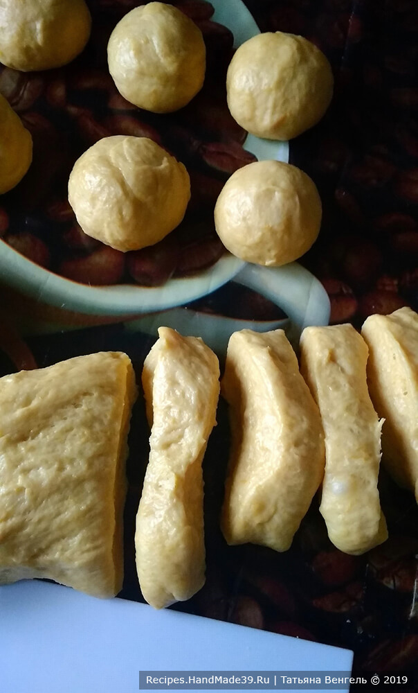 Приготовление сдобных булочек «Листочки»: подошедшее тесто разделить на части, каждую часть подкатать в шары, затем сформировать булочки