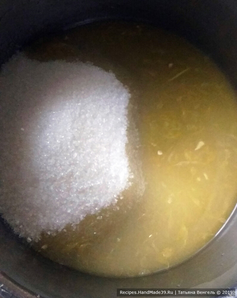 Сахар залить соком, выжатым из апельсина (60 мл), поставить на огонь, прогреть, чтобы сахар растворился, минут 5-6, помешивая