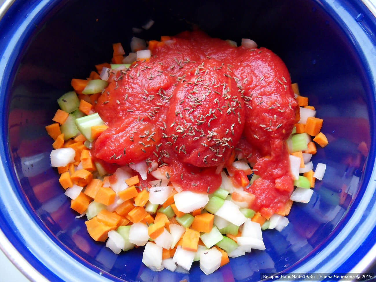 Добавить к морковно-луково-сельдерейной смеси томаты в собственном соку