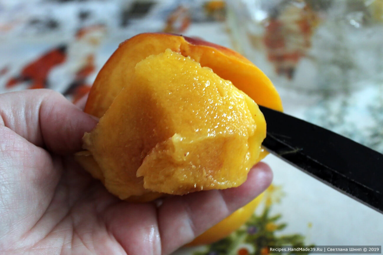 Готовим персиковый ликёр: персики вымыть, вынуть косточки. У трёх персиков срезать кожицу