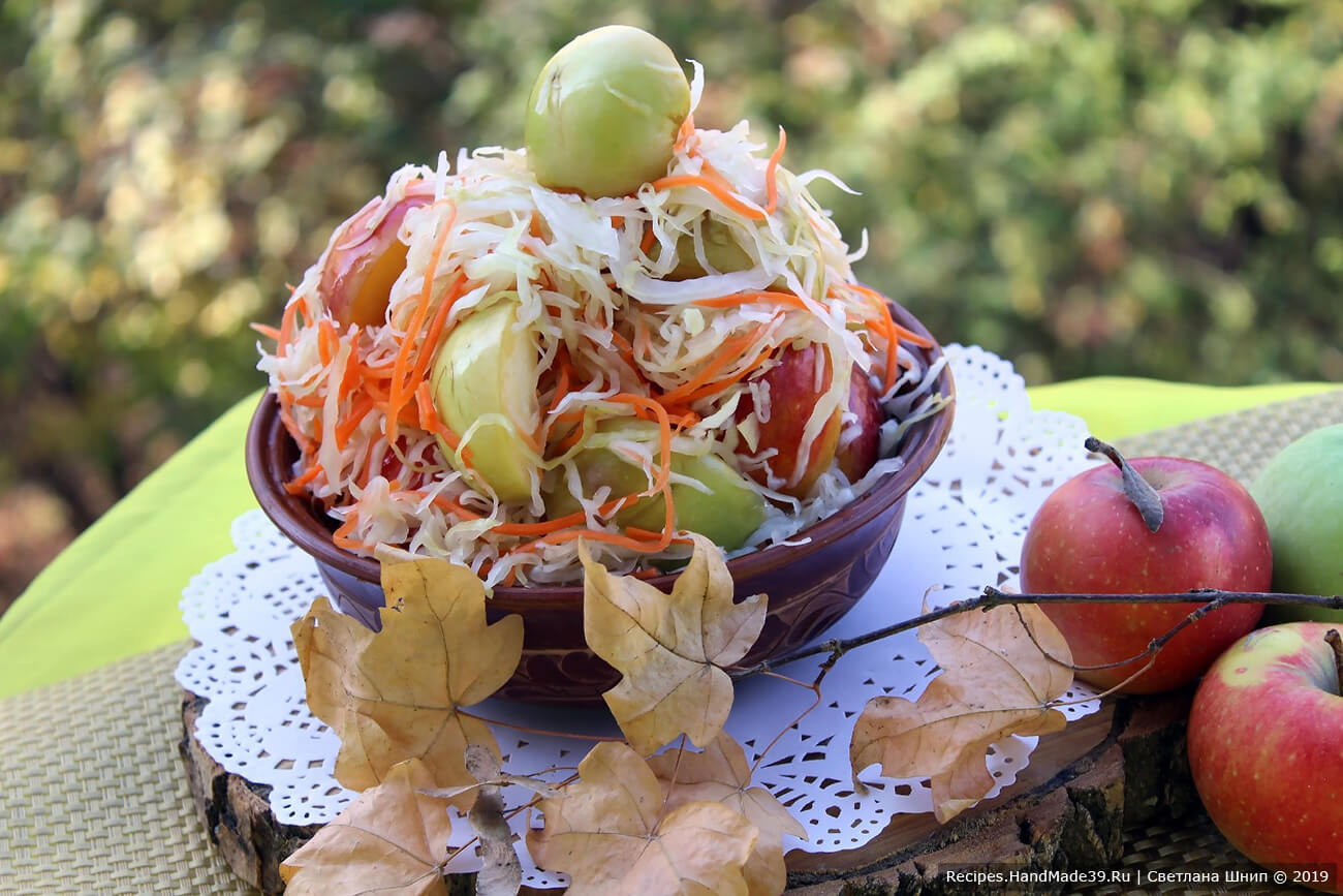 Рецепт капусты с яблоками. Капуста квашеная. Капуста квашеная с яблоками. Квашеные яблоки. Квашеная капуста на столе.