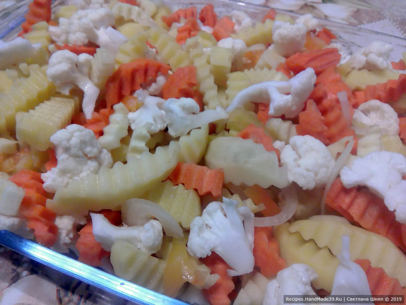 Приготовление овощной подушки: картофель, морковь, перец, репчатый лук, цветную капусту крупно порезать. Выложить на дно формы для запекания. Посолить, поперчить по вкусу