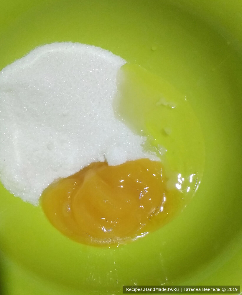Соединить яичный белок, сахар, мёд