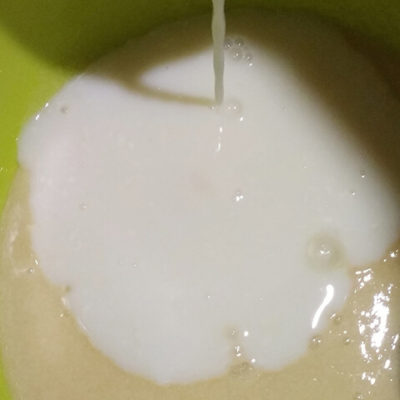 Влить молоко