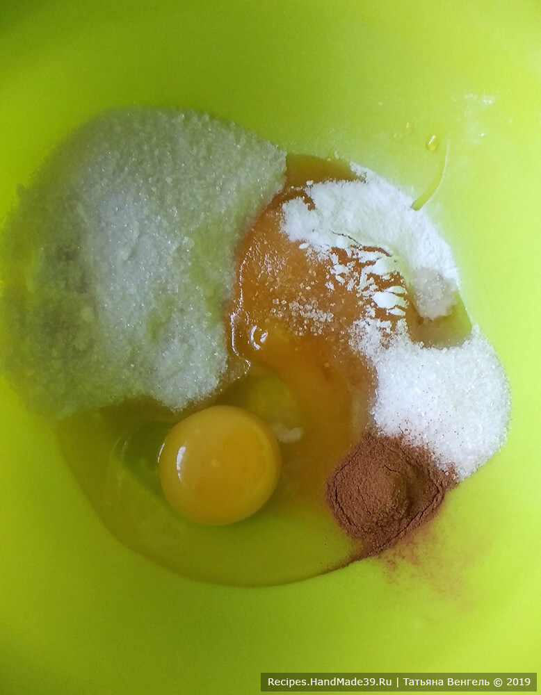 В миске соединить яйца, сахар, мёд, ванильный сахар, соду, корицу, подсолнечное масло