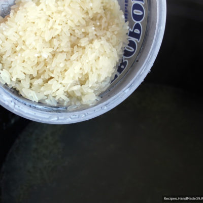 Добавить в бульон предварительно хорошо промытый рис
