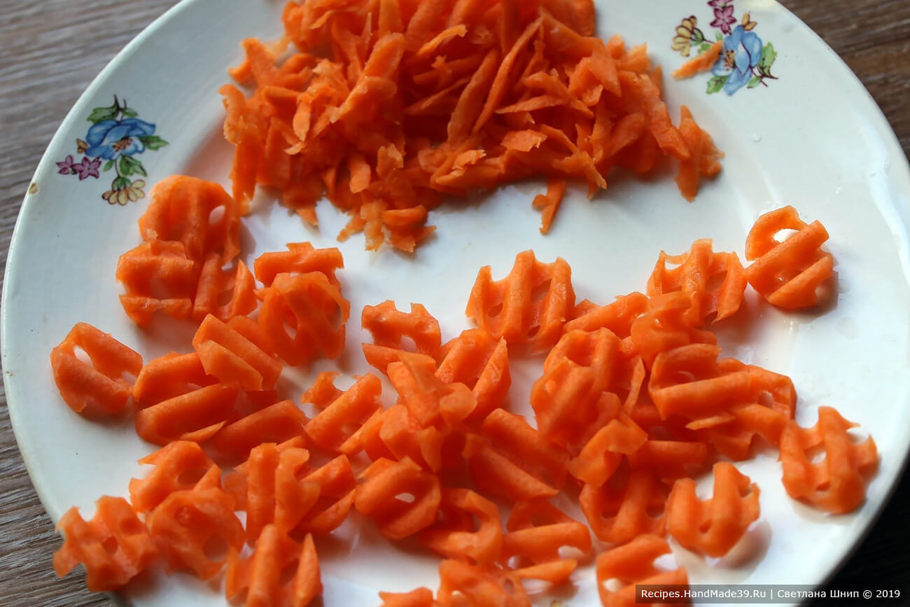 Морковь вымыть, очистить, натереть на тёрке или порезать