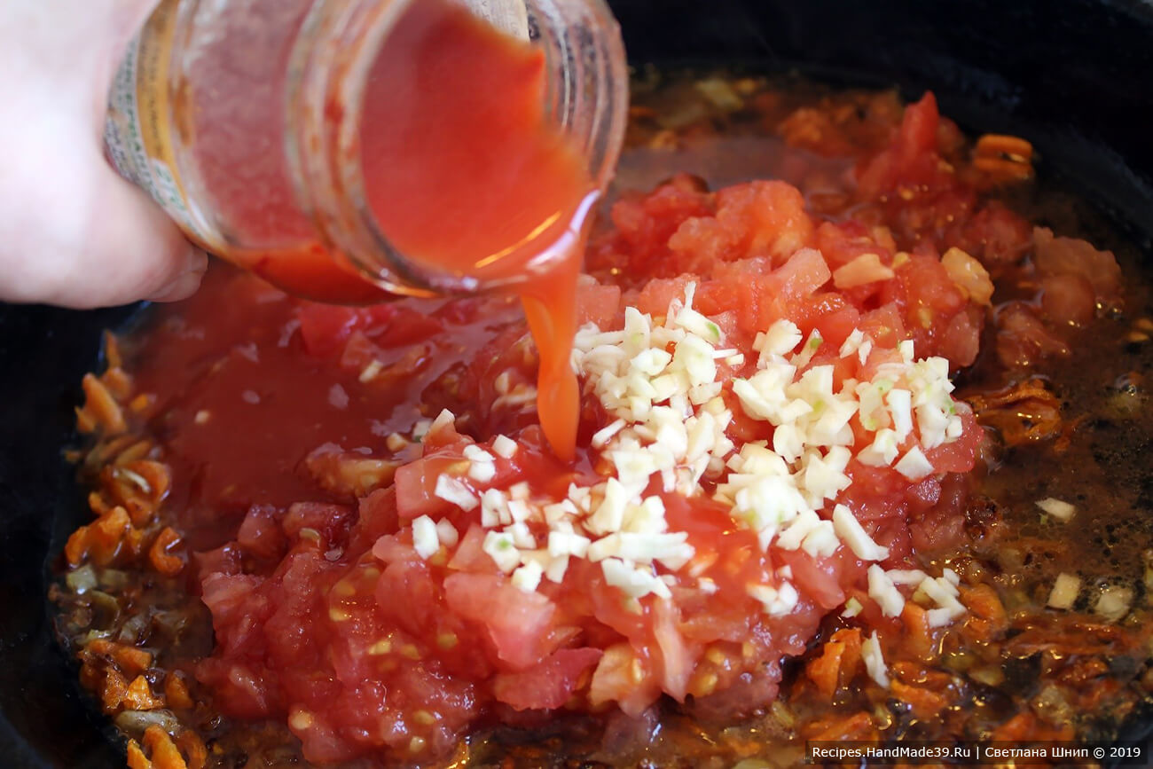 Обжарить лук и морковь на подсолнечном масле. Добавить томаты, чеснок, томатную пасту