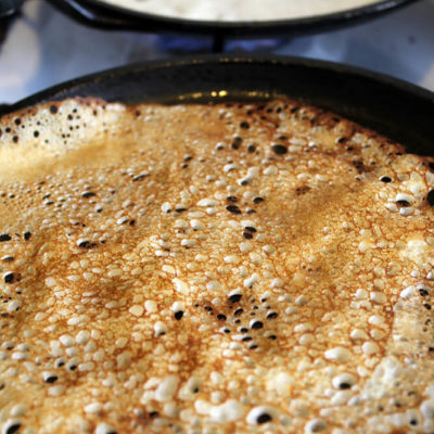 Блинчики с двойной начинкой – фото шаг 2. Перед выпечкой первого блина сковороду можно предварительно смазать растительным маслом