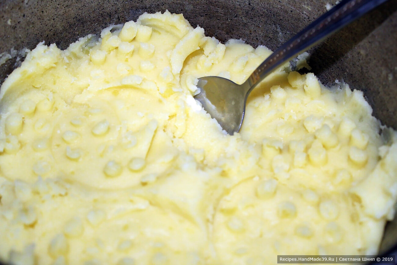 Блинчики с двойной начинкой – фото шаг 3. Приготовление картофельной начинки: картофельное пюре должно быть однородное, с добавлением молока и сливочного масла