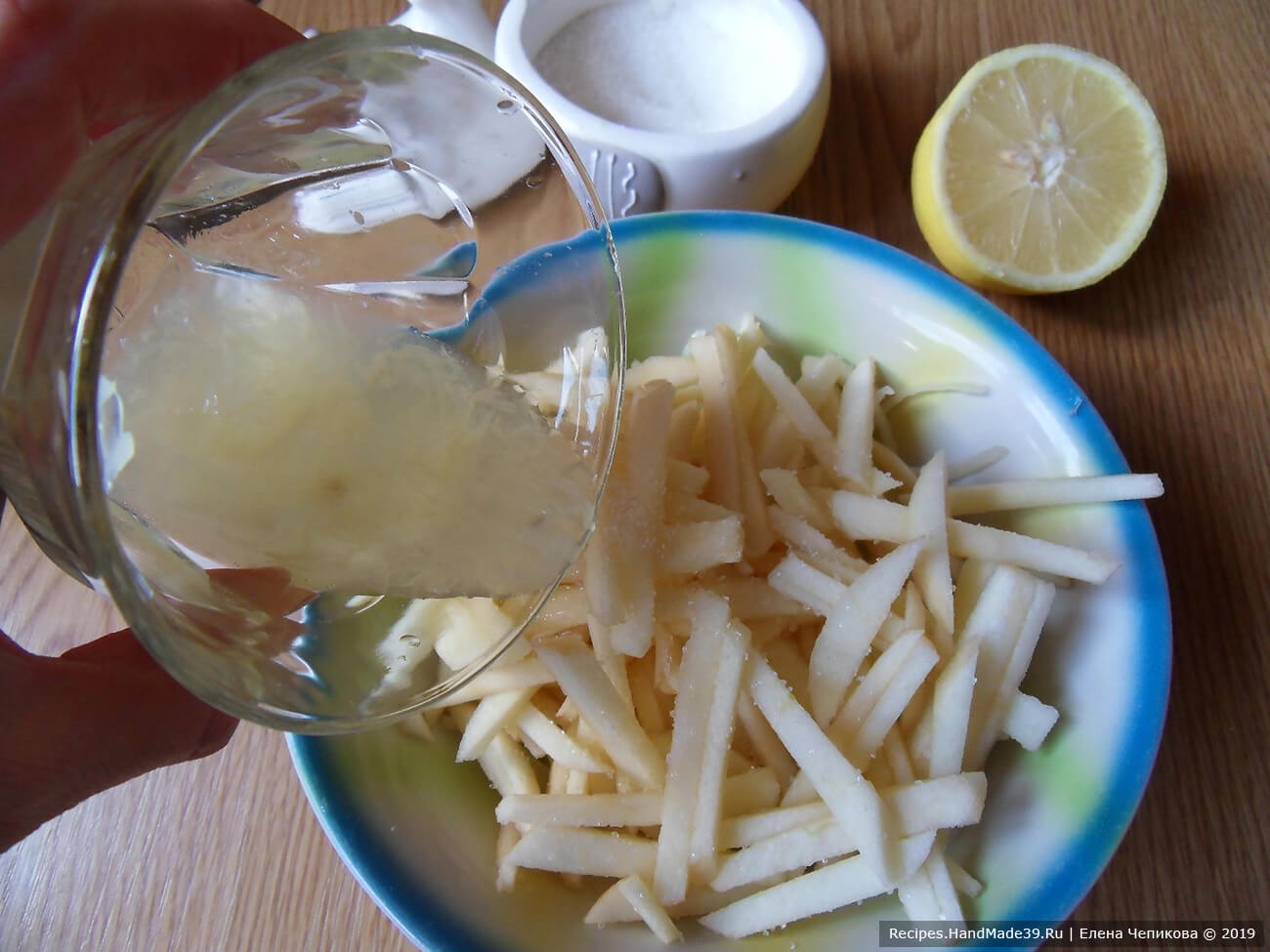 Соединить яблоко и лук в глубокой тарелке, посыпать сахаром и залить лимонным соком (или уксусом)