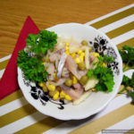 Нежный салат с сельдью, яблоком и горошком