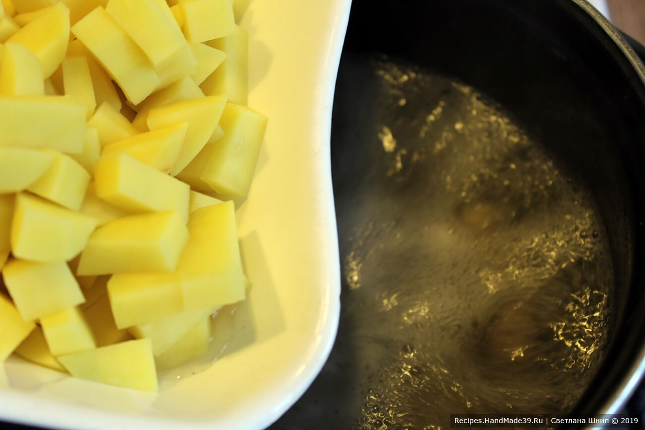 В готовый бульон добавить картофель, варить до готовности
