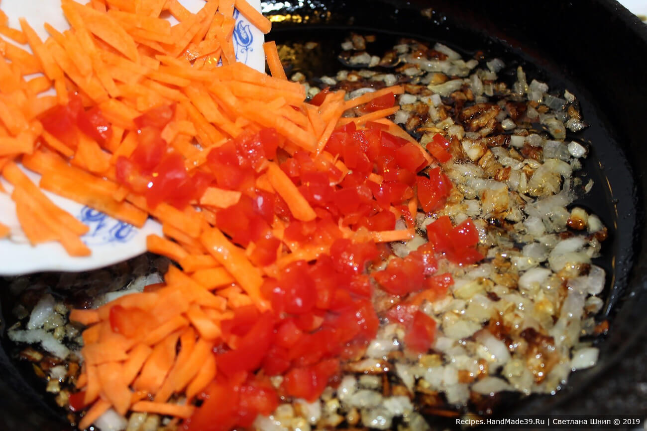 Лук обжарить на подсолнечном масле до золотистого цвета, добавить морковь, болгарский перец. жарить до мягкости моркови