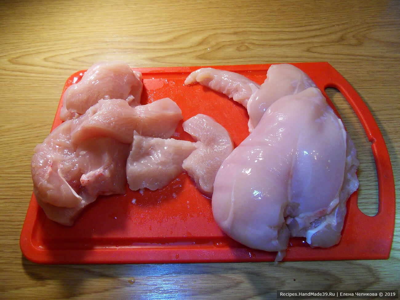 Мясо курицы мелко нарезать, отварить в кипящей воде почти до готовности